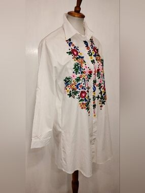 RUNWAY PARIS EMBROIDERED LARGE BLOUSE NWT